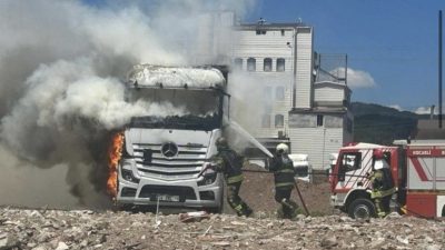 Kocaeli’nin Körfez ilçesindeki TIR Parkı’nda park halindeki bir çekicide çıkan