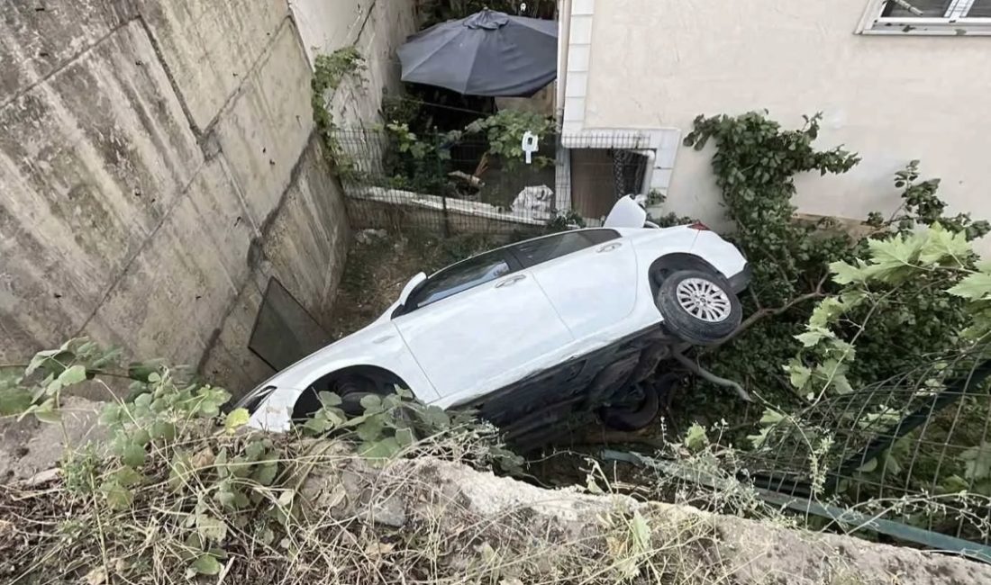 Kocaeli’nin Gebze ilçesinde kontrolden çıkan otomobil yaklaşık 5 metre yükseklikten