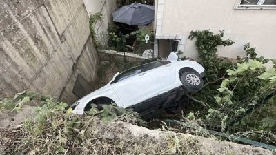 Kocaeli’nin Gebze ilçesinde kontrolden çıkan otomobil yaklaşık 5 metre yükseklikten