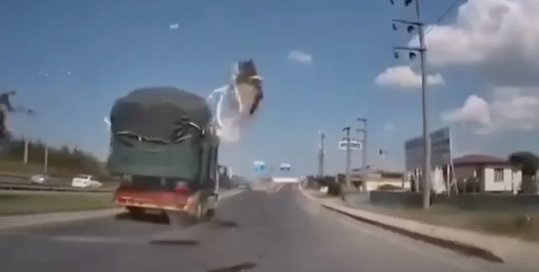 Kocaeli’nin Gebze ilçesinde seyir halindeki bir kamyondan kopan parçalar, arkadan