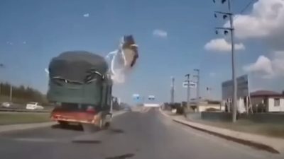 Kocaeli’nin Gebze ilçesinde seyir halindeki bir kamyondan kopan parçalar, arkadan