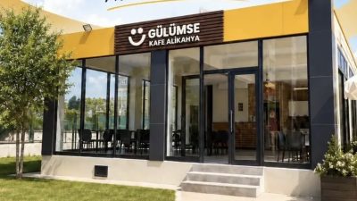İzmit Belediyesi tarafından Alikahya Atatürk Mahallesi’nde hayata geçirilen Gülümse Kafe