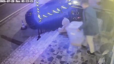 Kocaeli’nin Körfez ilçesinde bir petshopun önünde bulunan köpek maması kovası