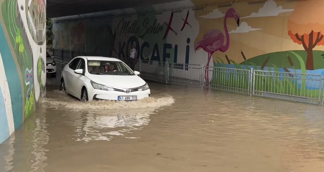 Kocaeli’nin İzmit ilçesinde etkisini sürdüren sağanak yağış, Alikahya’daki alt geçitte