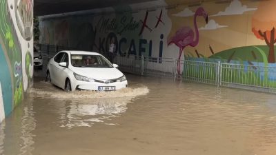 Kocaeli’nin İzmit ilçesinde etkisini sürdüren sağanak yağış, Alikahya’daki alt geçitte
