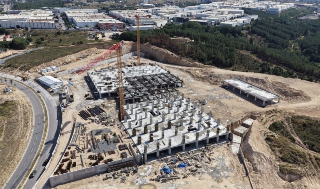 Kocaeli’nin Çayırova ilçesinde yapımı süren 200 yataklı Devlet Hastanesi’nde çalışmalar