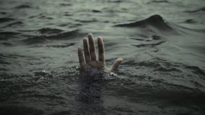 Kocaeli’nin Kandıra ilçesindeki Bağırganlı Plajı’nda arkadaşlarıyla birlikte denize giren bir