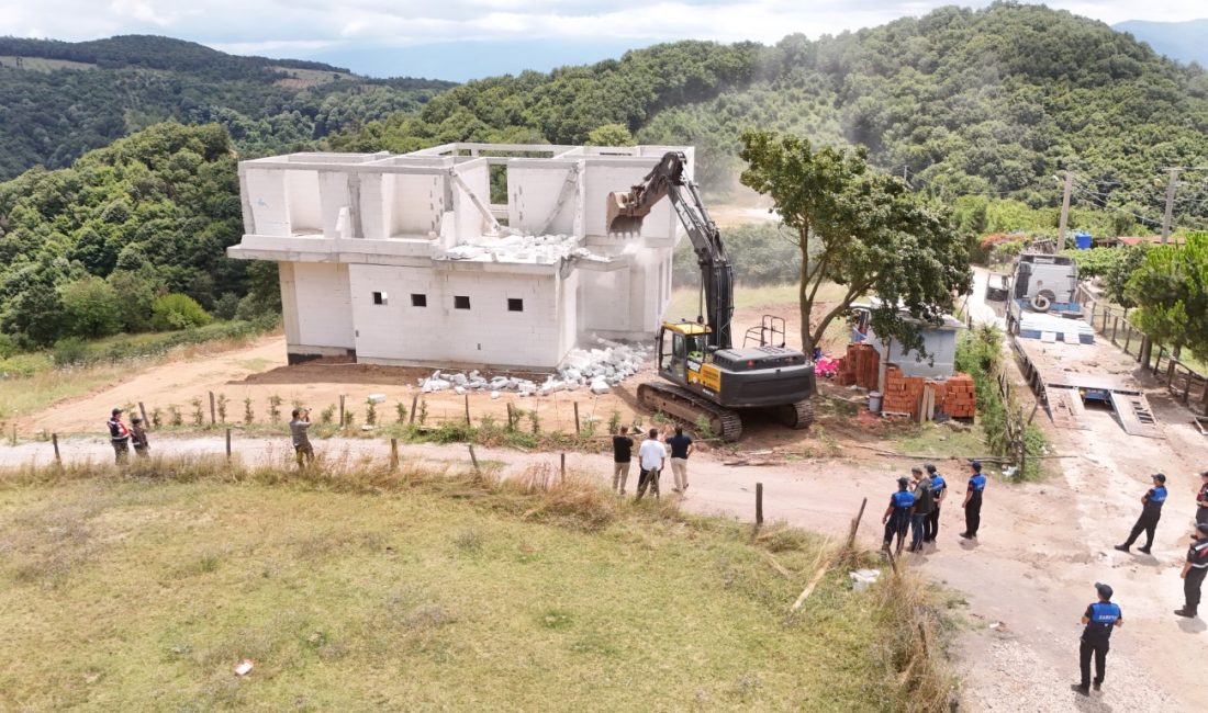 Kartepe Belediyesi, ilçe genelinde kaçak ve ruhsatsız yapılaşmaya yönelik denetimlerini