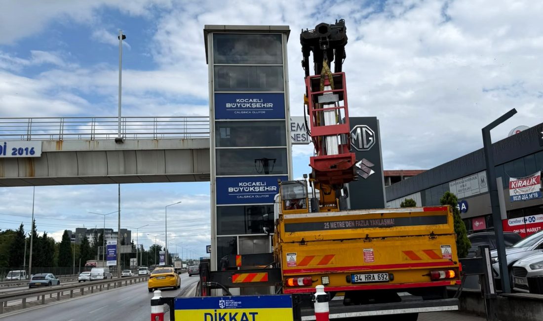 Kocaeli Büyükşehir Belediyesi, kentteki üst geçitlerde bakım ve yenileme çalışmalarını