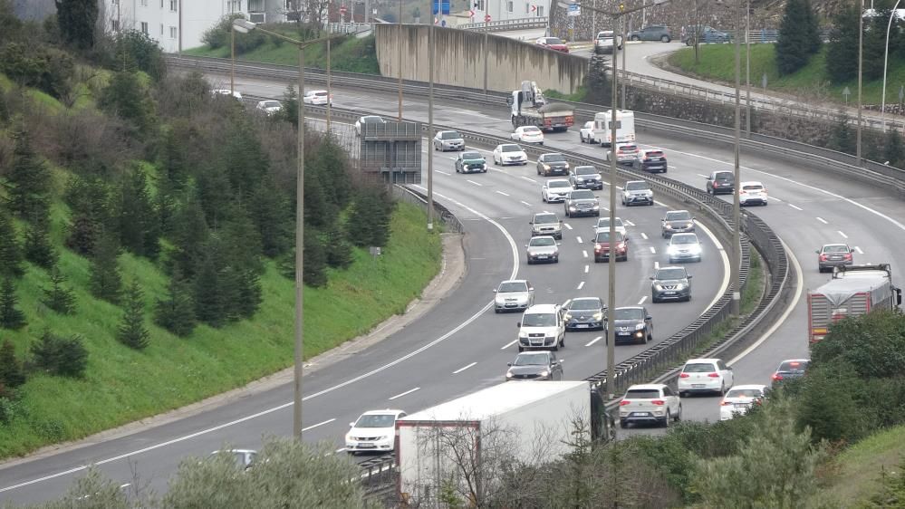 Kocaeli'de TEM Otoyolu'nun Muallimköy-Körfez arasındaki Ankara yönü, üstyapı yenileme çalışmaları