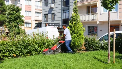 Darıca Belediyesi, yaklaşık 100 personelin katılımıyla Cami Mahallesi'nde kapsamlı temizlik