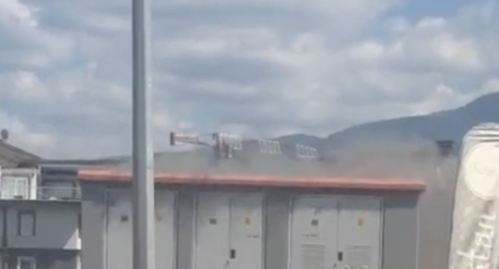 Kocaeli'nin Kartepe ilçesinde elektrik trafosunda çıkan yangın mahallede paniğe neden