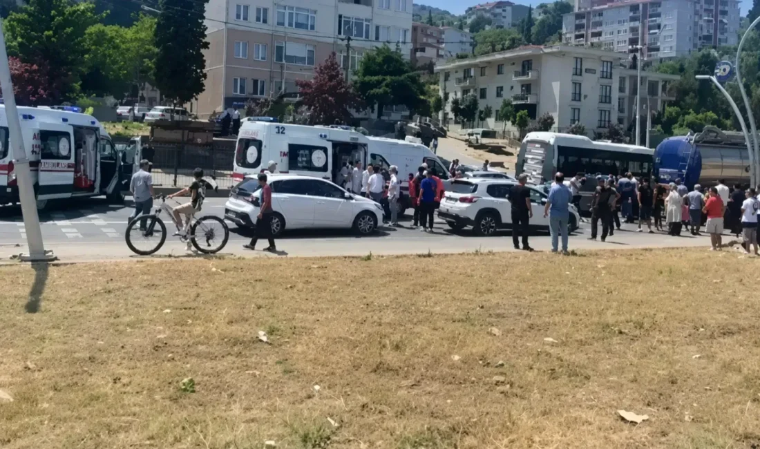 Kocaeli'nin Gölcük ilçesinde D-130 Karayolu Değirmendere geçişinde meydana gelen zincirleme