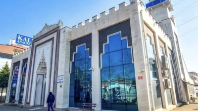 Spot: Kocaeli'nin İzmit ilçesindeki Akarca Secde Camii'nde 59 yaşındaki bir