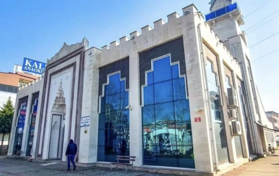Spot: Kocaeli'nin İzmit ilçesindeki Akarca Secde Camii'nde 59 yaşındaki bir