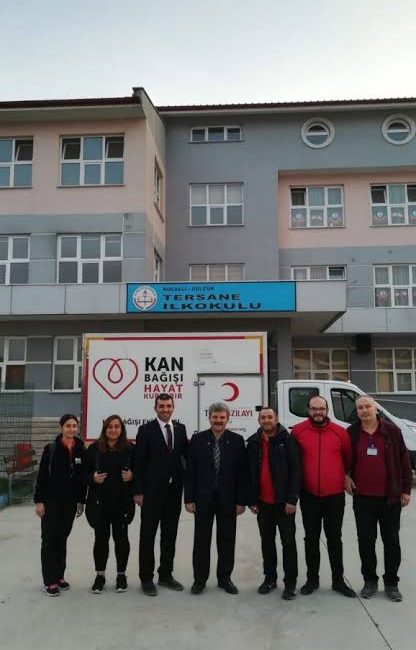 Kocaeli'nin Gölcük ilçesindeki Tersane İlkokulu'nun cephe camlarına akşam saatlerinde ateş