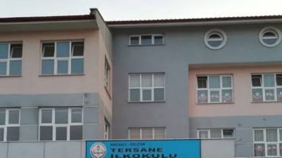 Kocaeli'nin Gölcük ilçesindeki Tersane İlkokulu'nun cephe camlarına akşam saatlerinde ateş