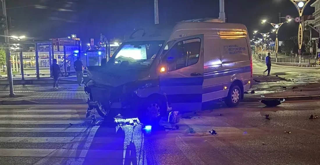 İzmit Milli İrade Meydanı'nda ambulans ile otomobilin çarpıştığı trafik kazasında
