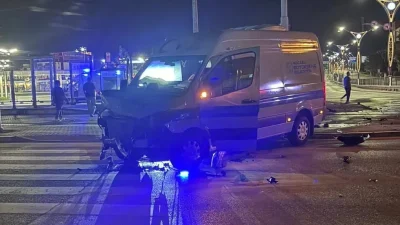 İzmit Milli İrade Meydanı'nda ambulans ile otomobilin çarpıştığı trafik kazasında