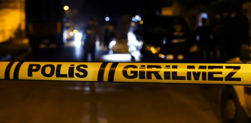 Kocaeli'nin İzmit ilçesinde motosikletle gelen bir şüpheli, sokak ortasında tüfekle