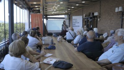 Kocaeli Büyükşehir Belediyesi'nin İzmit Saygınlar Kulübü'nde düzenlediği eğitimlerde, 65 yaş