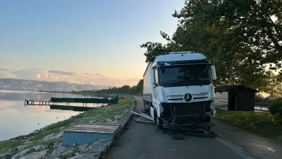 İzmit'te seyir halindeki bir TIR'ın lastiğinin patladığı iddiasıyla kontrolden çıkan