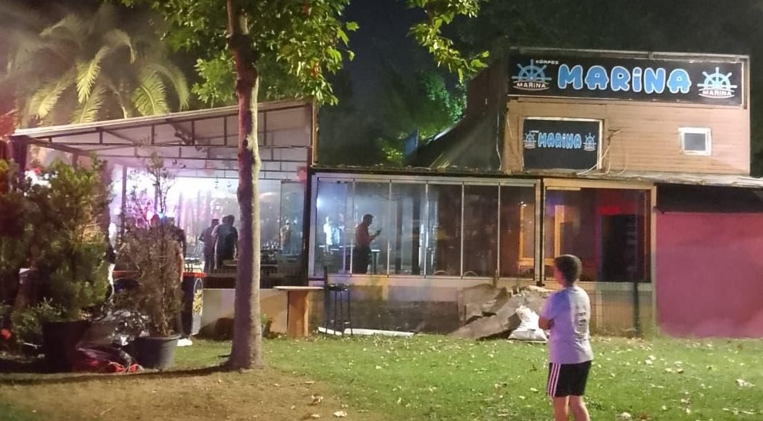  Kocaeli'nin Körfez ilçesindeki Marina Kafe'nin mutfak bölümünde çıkan yangın,