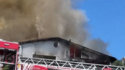 Kocaeli'nin İzmit ilçesi Gündoğdu Mahallesi'nde bir evde çıkan yangın mahallede