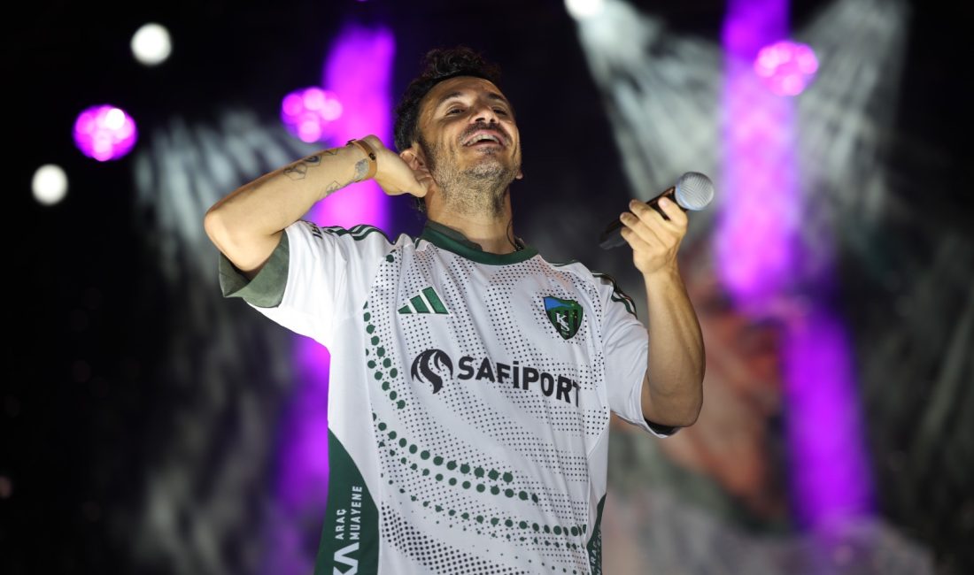 Kocaelispor, 2026-2027 sezonunu İzmit Milli İrade Meydanı’nda on binlerce taraftarın