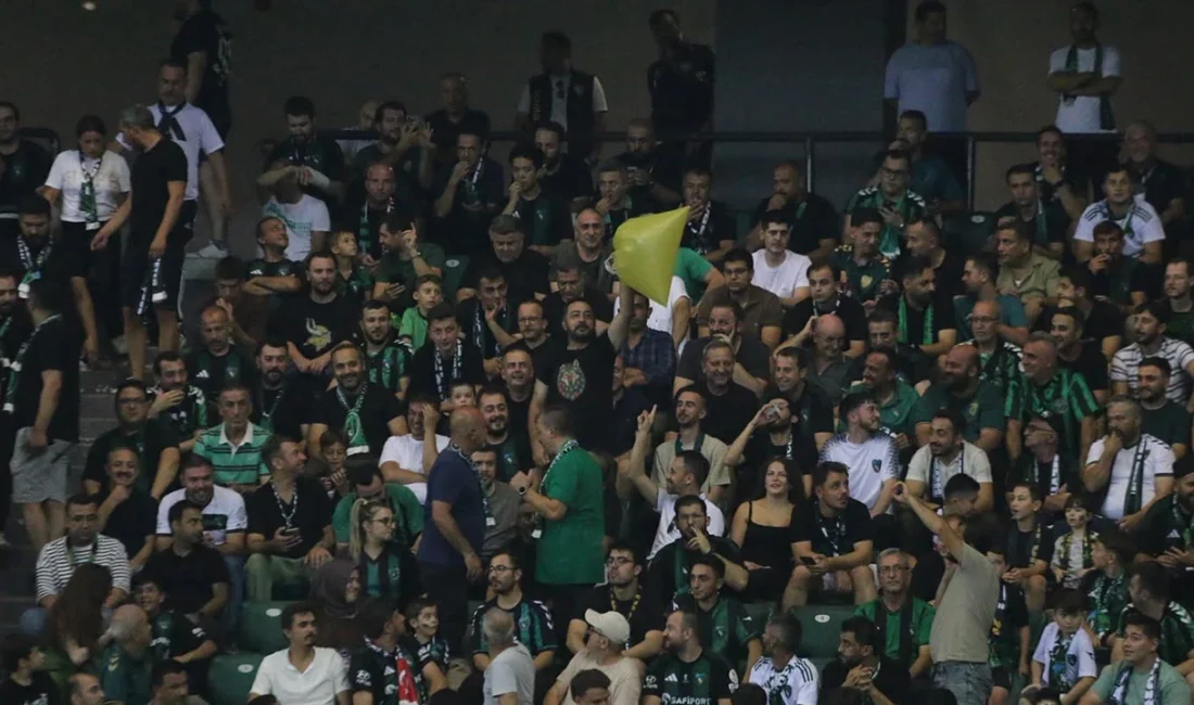 Kocaelispor-Amed Sportif Faaliyetler maçı öncesinde tribünlerde yaşanan sarı poşet eylemiyle