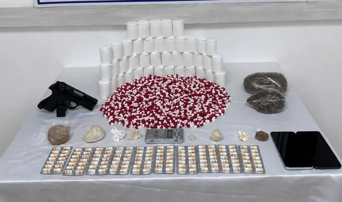 Jandarma ekiplerinin düzenlediği operasyonda sokak satıcısı olduğu değerlendirilen şüpheli yakalandı.