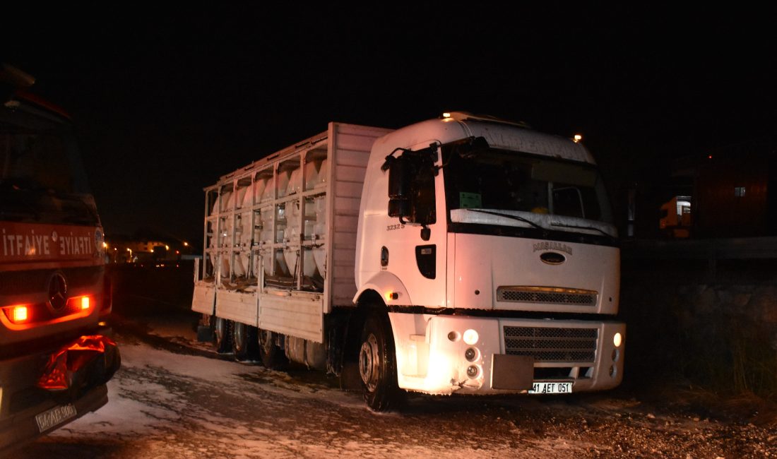 Kocaeli’den Zonguldak’a tuz ruhu taşıyan kamyondaki varillerden sızıntı meydana geldi.