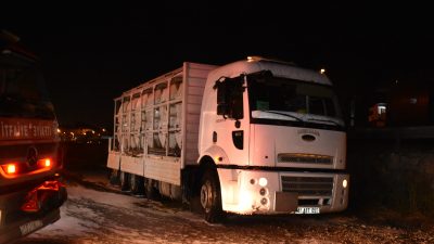 Kocaeli’den Zonguldak’a tuz ruhu taşıyan kamyondaki varillerden sızıntı meydana geldi.