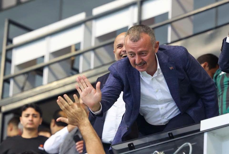 Kocaeli Büyükşehir Belediye Başkanı Tahir Büyükakın, Amedspor’u 2-0 mağlup ederek