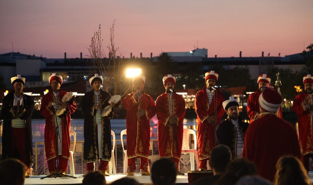 İzmit Millet Bahçesi’nde düzenlenen konserde Kocaeli Büyükşehir Belediyesi Mehteran ve