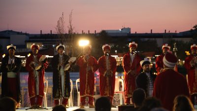 İzmit Millet Bahçesi’nde düzenlenen konserde Kocaeli Büyükşehir Belediyesi Mehteran ve