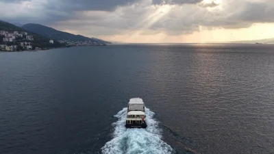 Kocaeli’de İzmit’ten Değirmendere’ye hareket eden vapur, bu kez kitap ve