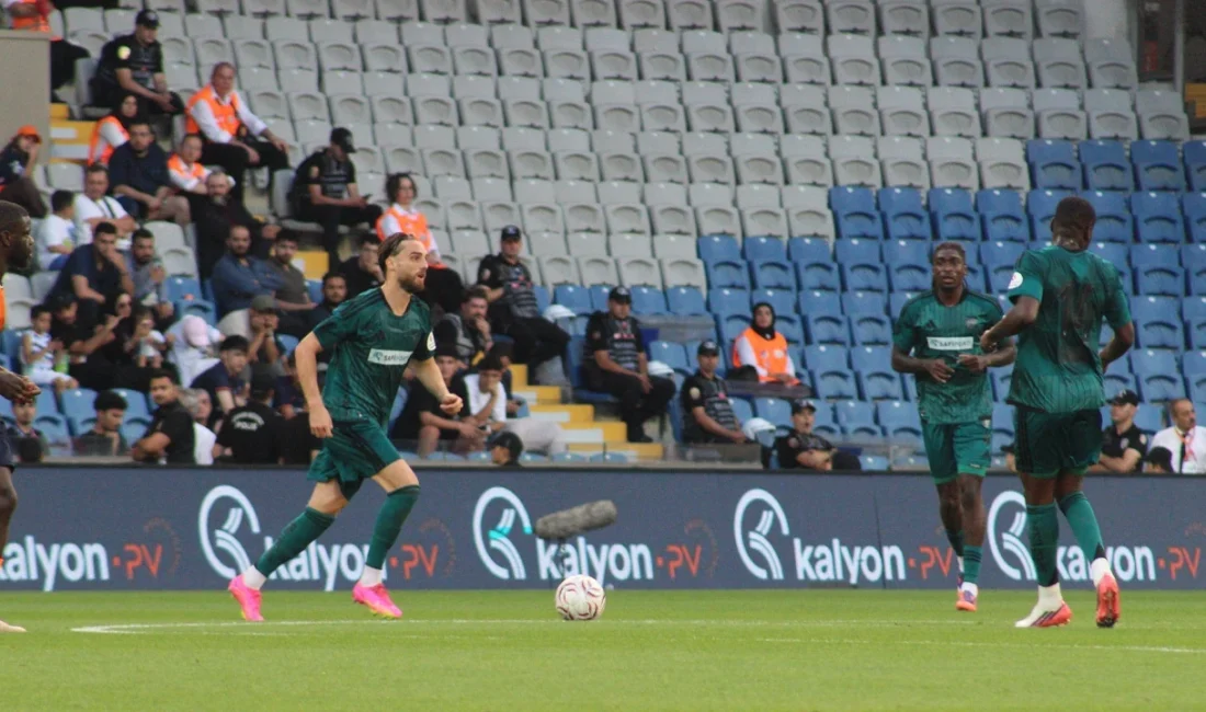 Kocaelispor’un RAMS Başakşehir deplasmanında giydiği Aqua forma, sahadaki performanstan çok