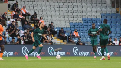 Kocaelispor’un RAMS Başakşehir deplasmanında giydiği Aqua forma, sahadaki performanstan çok