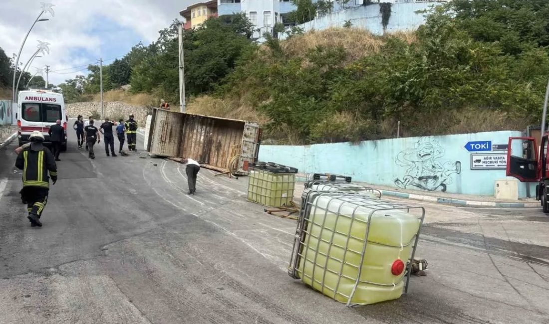 Kocaeli’nin Dilovası ilçesinde çamaşır suyu tankları taşıyan kamyonun devrilmesi sonucu