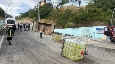 Kocaeli’nin Dilovası ilçesinde çamaşır suyu tankları taşıyan kamyonun devrilmesi sonucu