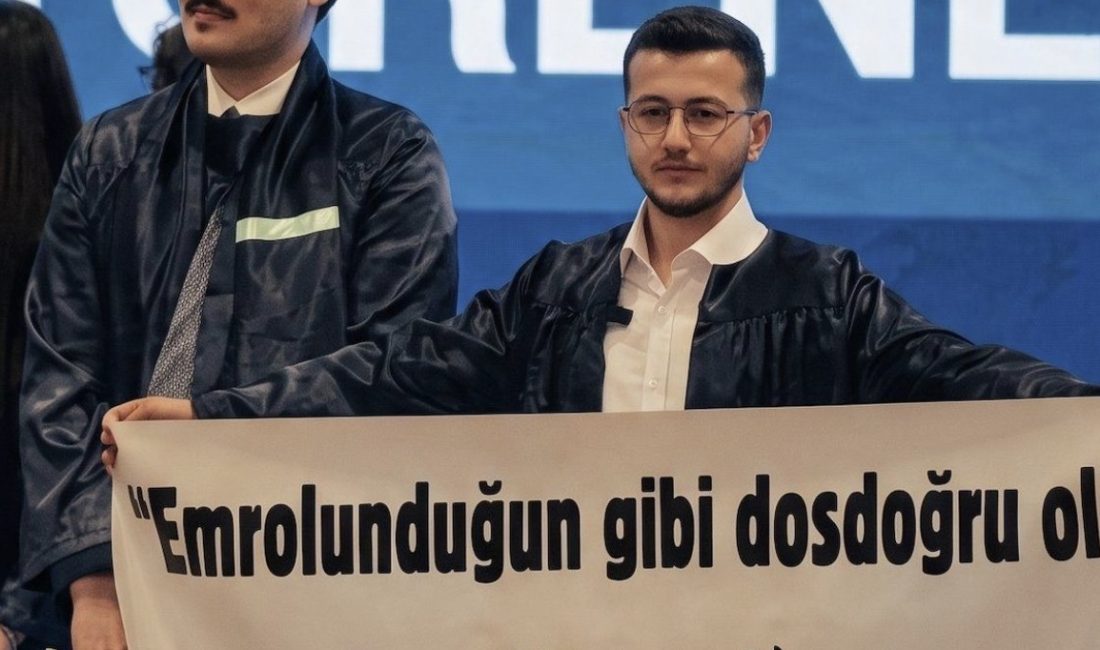 Yeditepe Üniversitesi Hukuk Fakültesi mezuniyet töreninde açtığı ayetli pankartla gündeme