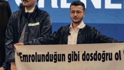 Yeditepe Üniversitesi Hukuk Fakültesi mezuniyet töreninde açtığı ayetli pankartla gündeme