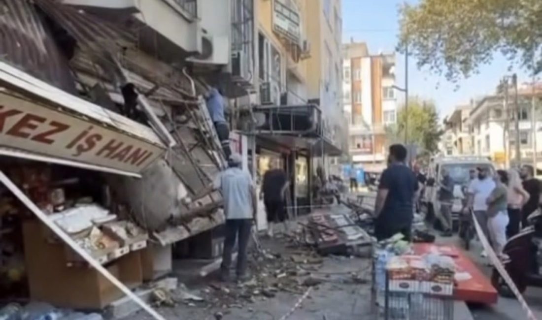 Kocaeli’nin Gölcük ilçesinde bir iş hanının dış cephesinde klima tadilatı