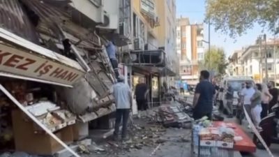 Kocaeli’nin Gölcük ilçesinde bir iş hanının dış cephesinde klima tadilatı