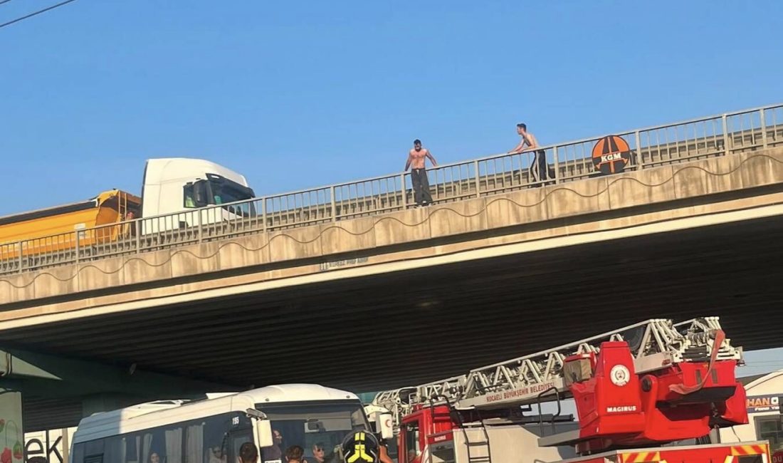 Kocaeli’nin İzmit ilçesinde Sanayi Mahallesi girişindeki köprüye çıkan iki kişi