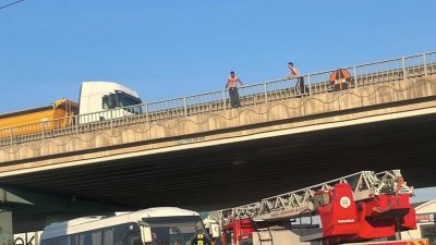 Kocaeli’nin İzmit ilçesinde Sanayi Mahallesi girişindeki köprüye çıkan iki kişi