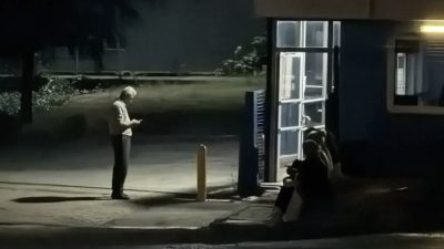 Kocaeli’nin Gebze ilçesinde kozmetik üretimi yapılan bir fabrikada asansördeki bidonun