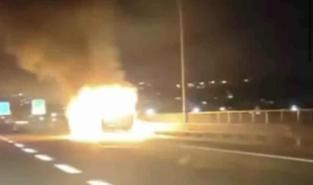 TEM Otoyolu’nun Kocaeli geçişinde seyir halindeyken alev alan minibüs, itfaiye