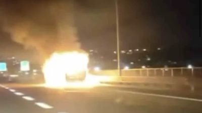 TEM Otoyolu’nun Kocaeli geçişinde seyir halindeyken alev alan minibüs, itfaiye